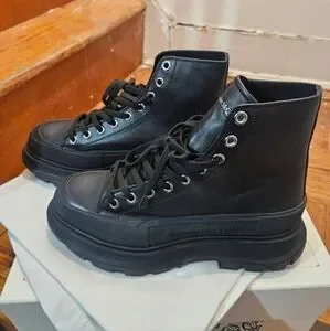 Alexander McQueen Thread slick boots with bag & box in triple black Alexander McQueen | Shoes | Alexander Mcqueen Thread Slick  main image 2